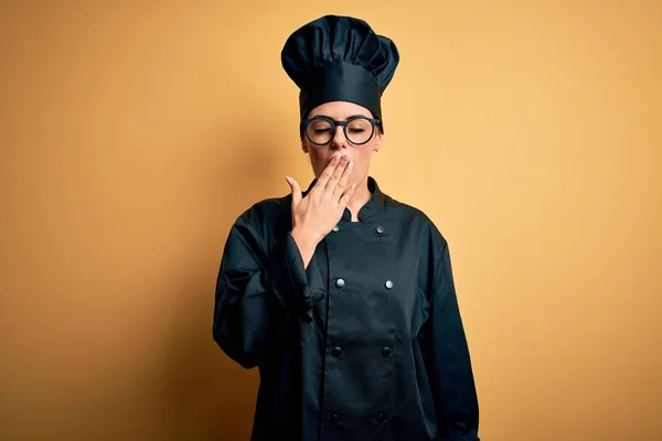 Junge Schöne Brünette Köchin Frau Trägt Herd Uniform Und Hut — Stockfoto