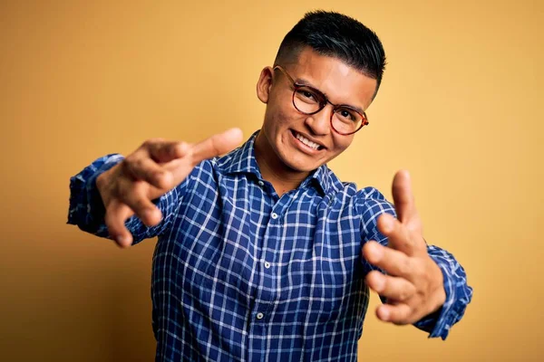 Joven Hombre Latino Guapo Con Camisa Casual Gafas Sobre Fondo —  Fotos de Stock