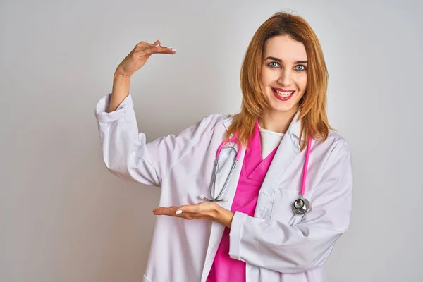 Ruiva Mulher Médica Caucasiana Vestindo Estetoscópio Rosa Sobre Fundo Isolado — Fotografia de Stock