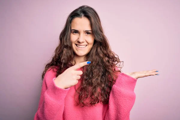 Junge Schöne Frau Mit Lockigem Haar Trägt Lässigen Pullover Über — Stockfoto