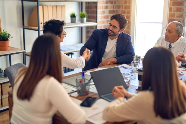 Grupo Trabajadores Negocios Sonriendo Felices Confiados Trabajando Juntos Con Sonrisa — Foto de Stock