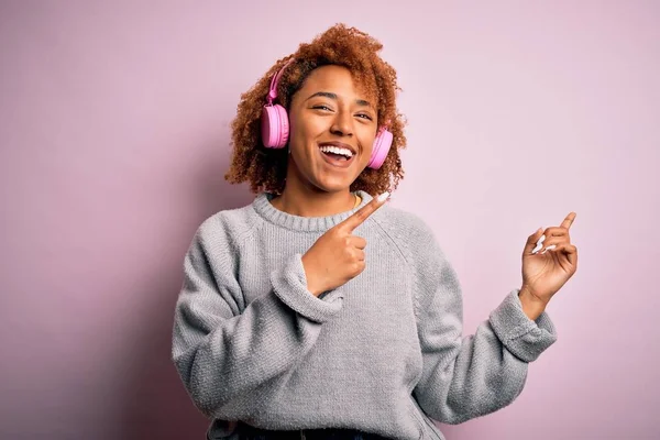 Fiatal Afro Amerikai Göndör Hajjal Zenét Hallgat Rózsaszín Fejhallgatóval Mosolyog — Stock Fotó