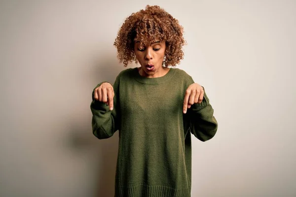 Schöne Afrikanisch Amerikanische Frau Mit Lockigem Haar Trägt Lässigen Pullover — Stockfoto