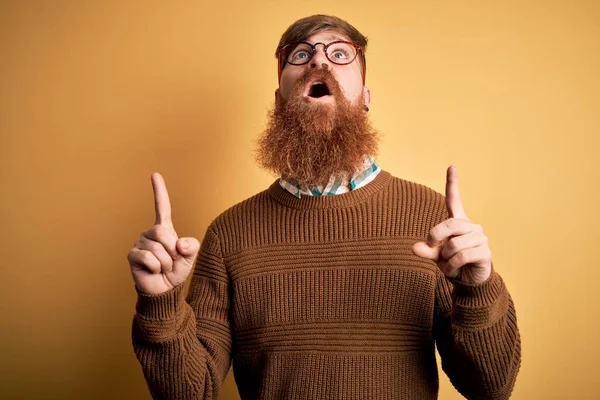 Hombre Pelirrojo Irlandés Guapo Con Barba Con Gafas Suéter Invierno —  Fotos de Stock