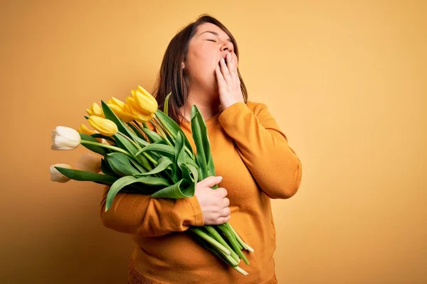 Sarı Arka Planda Romantik Lale Çiçekleri Tutan Güzel Cüsseli Bir — Stok fotoğraf