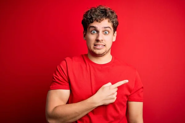 Joven Hombre Guapo Rubio Con Pelo Rizado Con Camiseta Casual —  Fotos de Stock