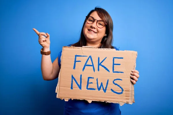 Schöne Size Frau Mit Fake News Banner Für Falschen Journalismus — Stockfoto