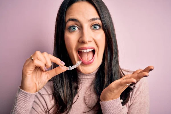 Jovem Mulher Com Olhos Azuis Segurando Claro Aligner Sobre Fundo — Fotografia de Stock