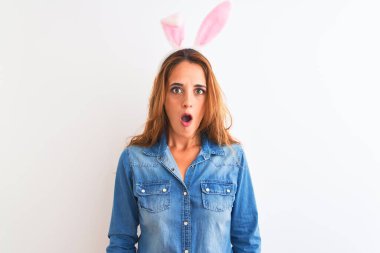 Paskalya tavşanı kulağı takan genç bir kadın. Korktu ve şok oldu..