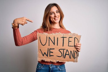 Genç, güzel, esmer, afiş taşıyan kadın. Birlikte duruyoruz.