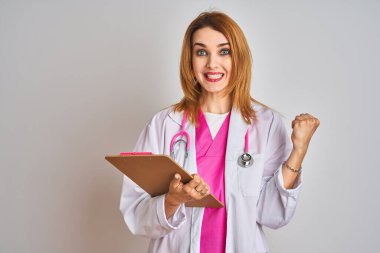 Kafkasyalı doktor kadın pembe steteskop takıyor ve elinde bir pano var. Gururla bağırıyor, zaferi ve başarıyı kutluyor. Çok heyecanlı, coşkulu.