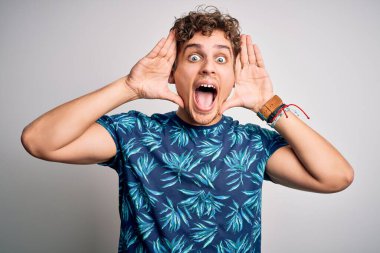 Tatilde, kıvırcık saçlı, yaz tişörtü giyen neşeli gülümseyen, elleri havada dikizleme oyunu oynayan genç sarışın yakışıklı bir adam. Şaşırdım ve çıktım.