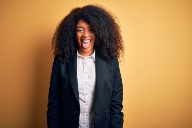 Afro saçlı, zarif ceketli, güzel Afro-Amerikan iş kadını komik bir ifadeyle dilini dışarı çıkartıyor. Duygu kavramı.
