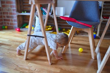Anaokulunda bir sürü oyuncakla oynayan güzel çocuklar.