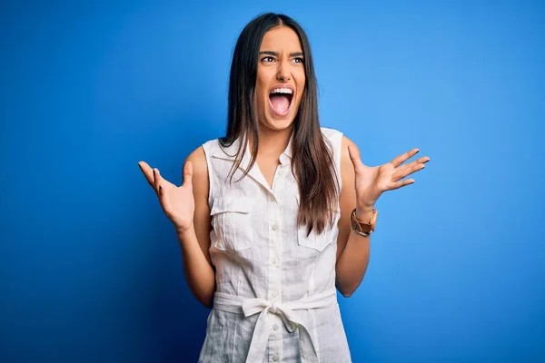 Mujer Morena Hermosa Joven Con Vestido Casual Sobre Fondo Azul — Foto de Stock