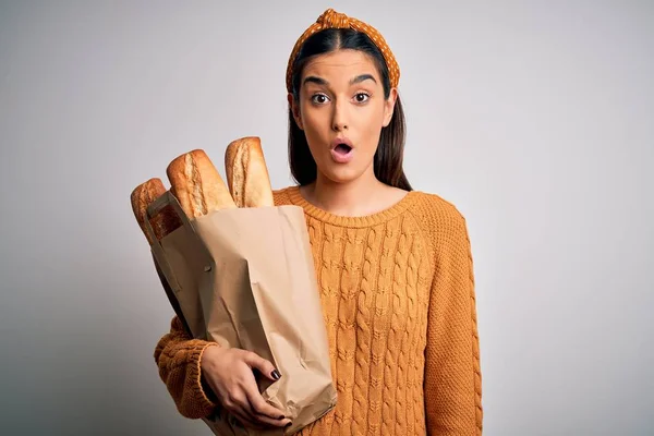 Genç Güzel Esmer Kadın Elinde Beyaz Arka Planda Ekmeği Olan — Stok fotoğraf