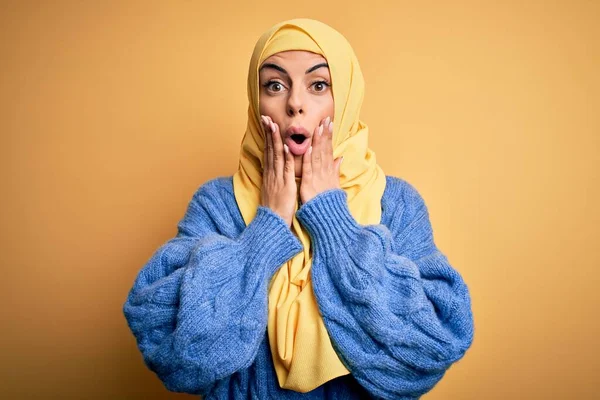 Młoda Piękna Brunetka Muzułmanka Arabskim Hidżabie Odizolowanym Żółtym Tle Boi — Zdjęcie stockowe