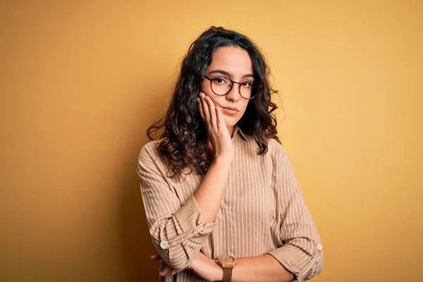 Hermosa Mujer Con Pelo Rizado Con Camisa Rayas Gafas Sobre — Foto de Stock