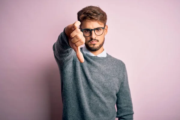 Joven Hombre Guapo Con Barba Con Gafas Suéter Pie Sobre — Foto de Stock