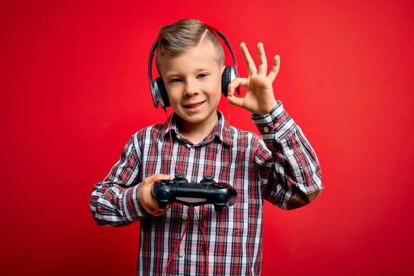 Joven Niño Gamer Caucásico Jugando Videojuegos Usando Joystick Gamepad Sobre —  Fotos de Stock