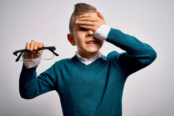 Jovem Garoto Caucasiano Segurando Óculos Visão Correção Sobre Fundo Isolado — Fotografia de Stock
