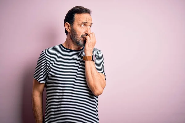 Middelbare Leeftijd Haveloze Man Dragen Casual Gestreepte Shirt Staan Geïsoleerde — Stockfoto