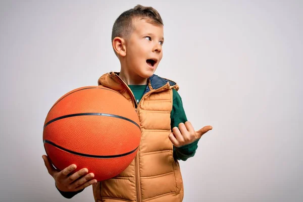 Anak Olahraga Muda Kaukasia Bermain Basket Memegang Bola Oranye Atas — Stok Foto