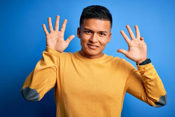 Joven Hombre Latino Guapo Usando Suéter Casual Amarillo Sobre Fondo —  Fotos de Stock