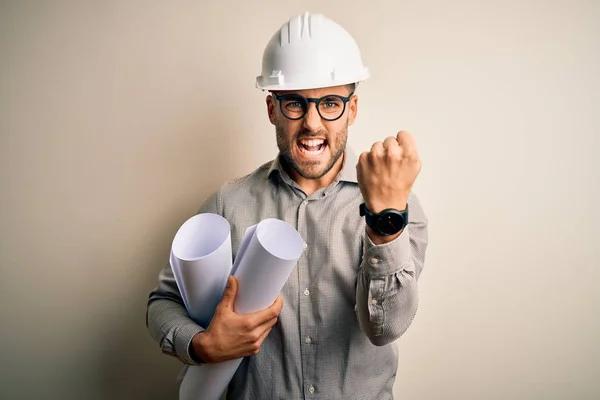 Jovem Arquiteto Homem Vestindo Capacete Empreiteiro Segurando Projeto Plano Papel — Fotografia de Stock