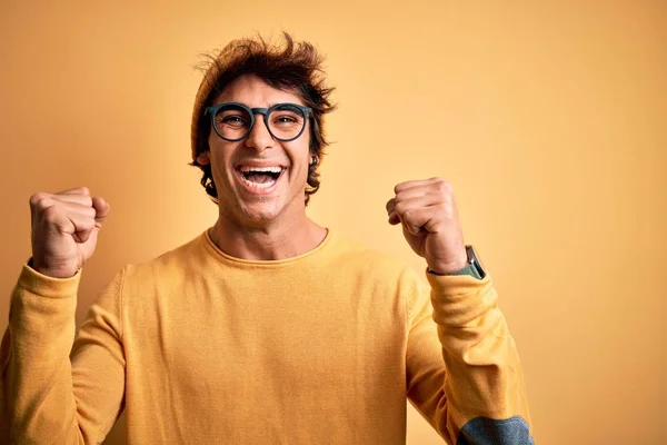 Joven Hombre Guapo Con Camiseta Casual Gafas Sobre Fondo Amarillo —  Fotos de Stock