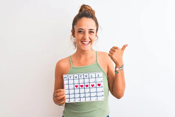 Junge Rothaarige Frau Hält Menstruationskalender Über Isoliertem Hintergrund Und Zeigt — Stockfoto