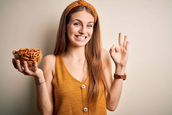 Young Beautiful Redhead Woman Holding Bowl German Baked Pretzels Doing — Stock Photo, Image