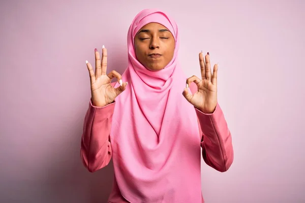 Ung Afroamerikansk Afro Kvinna Bär Muslim Hijab Över Isolerade Rosa — Stockfoto