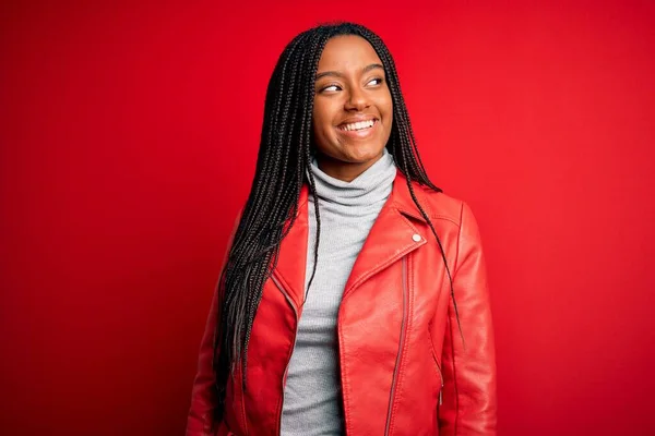 Ung Afrikansk Amerikansk Kvinna Bär Cool Mode Läder Jacka Över — Stockfoto