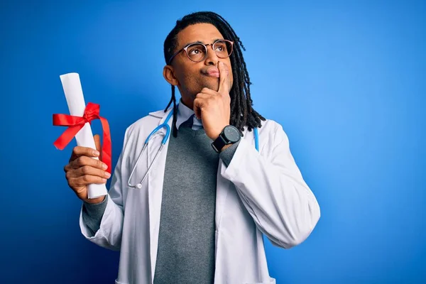 アフリカ系アメリカ人医師ドレッドロックを身に着けています聴診器を身に着けています卒業証書学位真剣に考えて顔 非常に混乱したアイデア — ストック写真