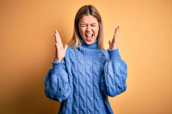 Jonge Mooie Blonde Vrouw Dragen Coltrui Gele Geïsoleerde Achtergrond Vieren — Stockfoto