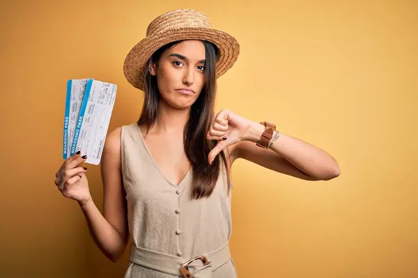 Jovem Bela Mulher Turística Morena Férias Usando Chapéu Segurando Cartão — Fotografia de Stock
