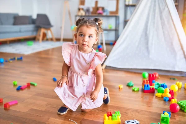 Joven Niño Hermoso Sentado Suelo Jugando Con Bloques Construcción Kindergaten — Foto de Stock