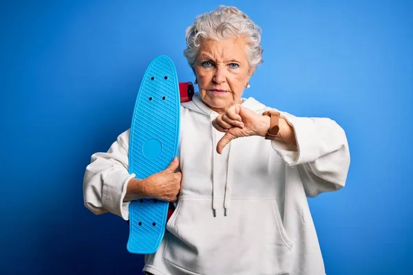 Senior Mooie Sportieve Vrouw Die Skate Staande Geïsoleerde Blauwe Achtergrond — Stockfoto