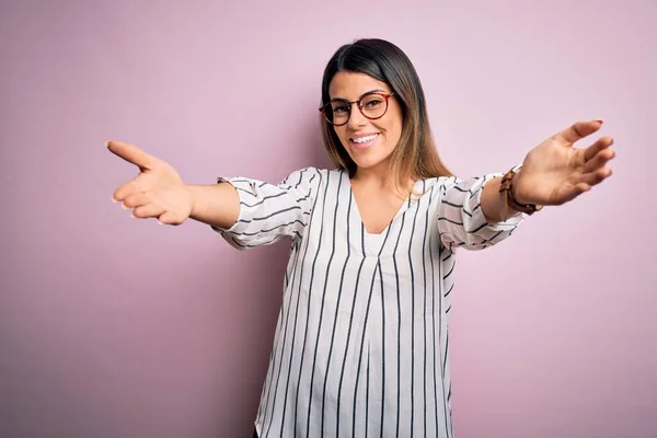 Jonge Mooie Vrouw Draagt Casual Gestreept Shirt Bril Roze Achtergrond — Stockfoto