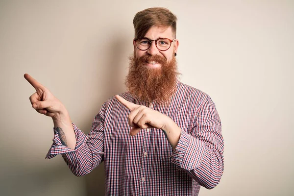 Guapo Irlandés Pelirrojo Hombre Negocios Con Barba Con Gafas Sobre —  Fotos de Stock