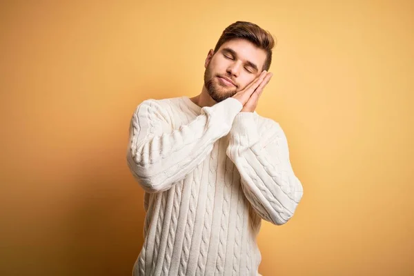 Joven Hombre Rubio Con Barba Ojos Azules Usando Suéter Blanco — Foto de Stock