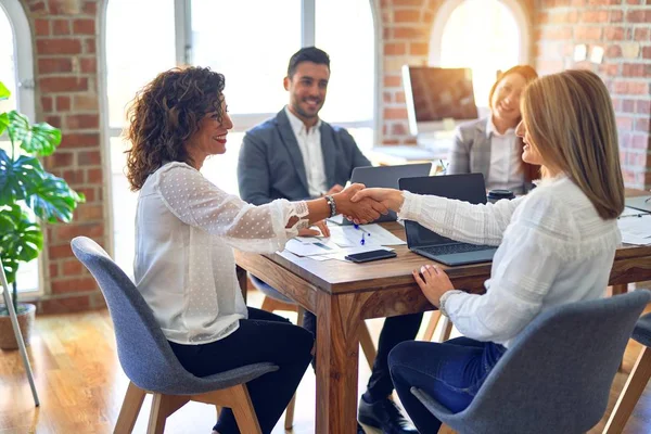 Grupp Affärsanställda Ler Glada Och Självsäkra Arbeta Tillsammans Med Leende — Stockfoto