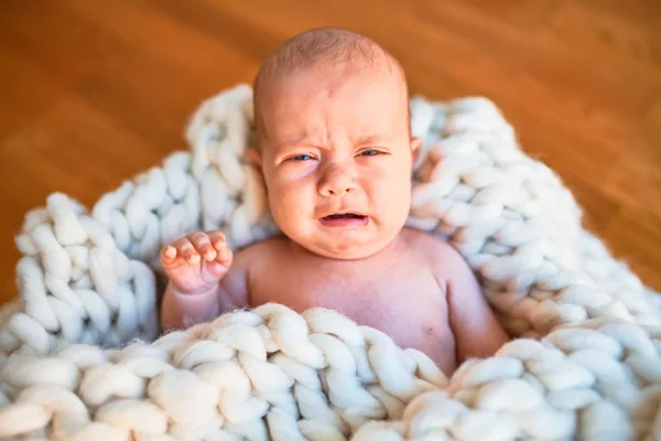 自宅で毛布の上に床の上に寝そべっている愛らしい赤ちゃん 新生児泣き — ストック写真
