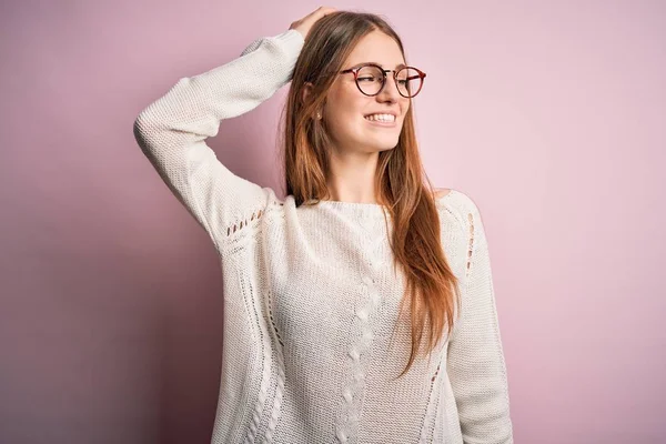 Joven Hermosa Pelirroja Vistiendo Suéter Casual Gafas Sobre Fondo Rosa — Foto de Stock