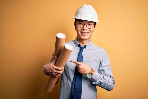 Joven Arquitecto Chino Guapo Con Gafas Casco Seguridad Sosteniendo Planos —  Fotos de Stock