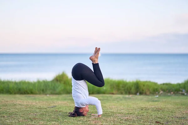 Joven Hermosa Deportista Practicando Yoga Entrenador Cabeza Enseñanza Pose Parque — Foto de Stock