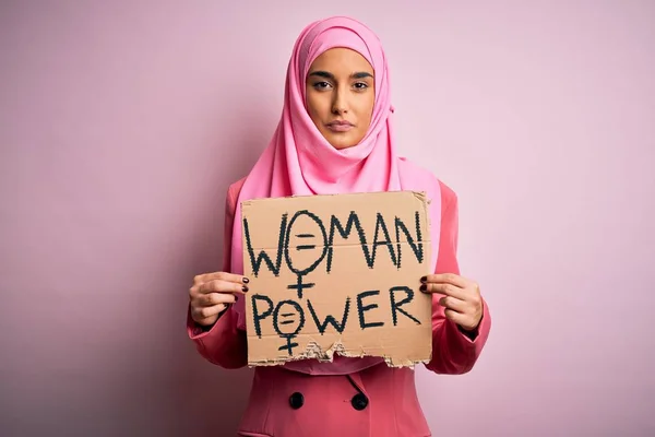 Giovane Attivista Araba Donna Indossa Hijab Musulmano Rosa Tenendo Banner — Foto Stock