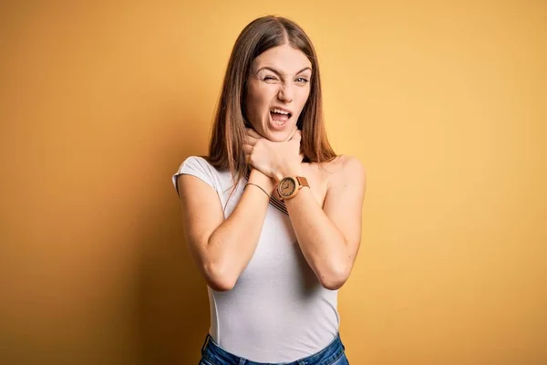 Jeune Belle Femme Rousse Portant Shirt Décontracté Sur Fond Jaune — Photo