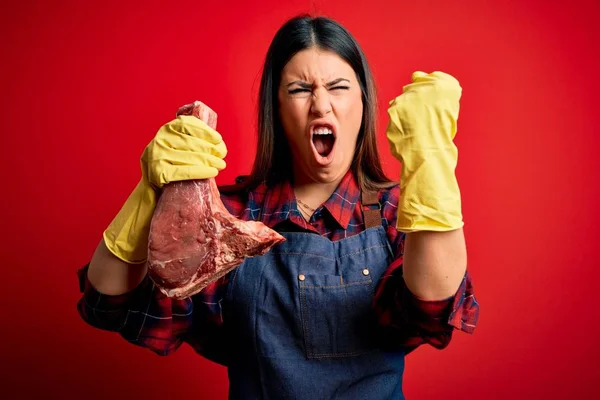 Молодая Мясник Женщина Держит Свежий Сырой Говяжий Кол Мяса Красном — стоковое фото